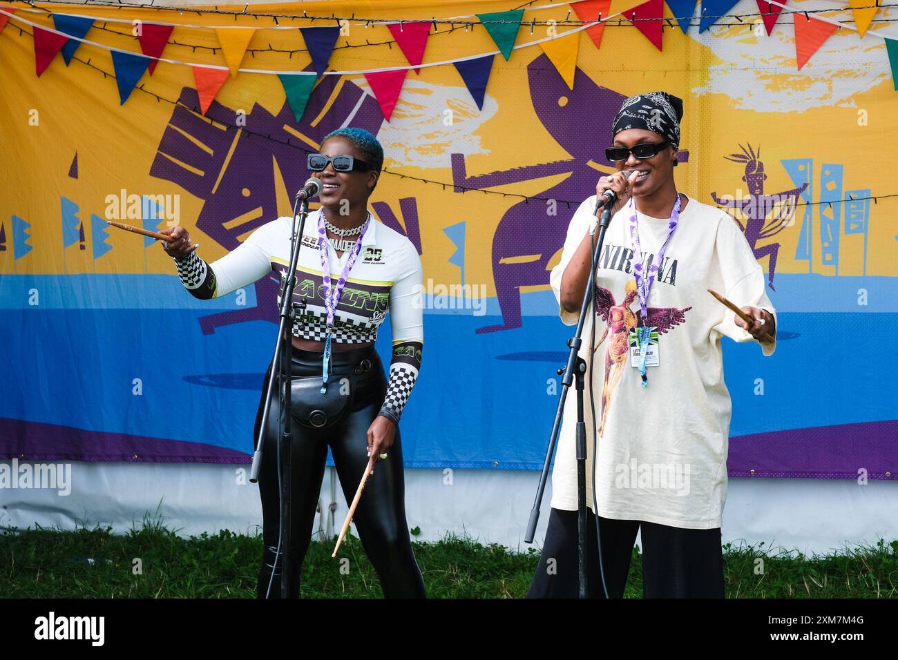 Malmesbury, Regno Unito. 26 luglio 2024. DefMaa MaaDef si esibisce a radio WOMAD durante Womad - World of Music, Arts and Dance 2024. DefMaa MaaDef, dal Senegal ci sono Mamy Victory e Defa. Foto di Julie Edwards./Alamy Live News Foto Stock