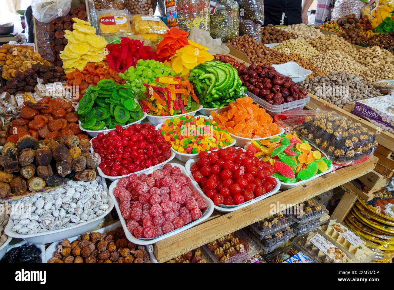 Variopinto assortimento di frutta secca, frutta candita e noci in mostra in un vivace mercato all'aperto in Uzbekistan Foto Stock