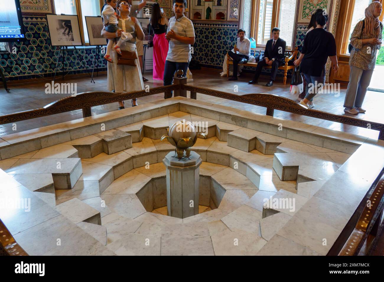 Fontana di marmo presso il Museo Statale delle Arti applicate dell'Uzbekistan a Tashkent Foto Stock