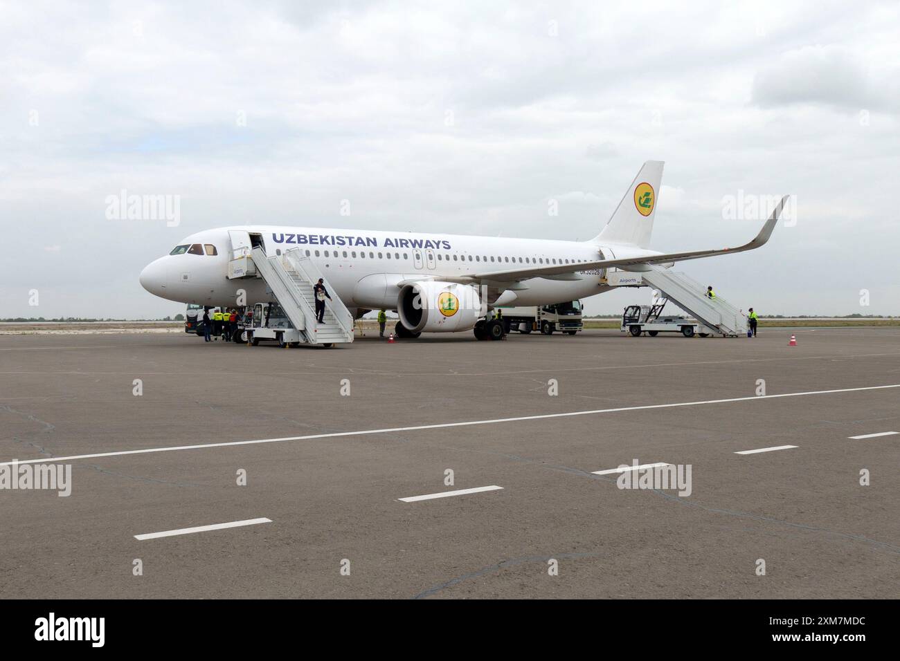 Uzbekistan Airways aereo sull'asfalto Foto Stock
