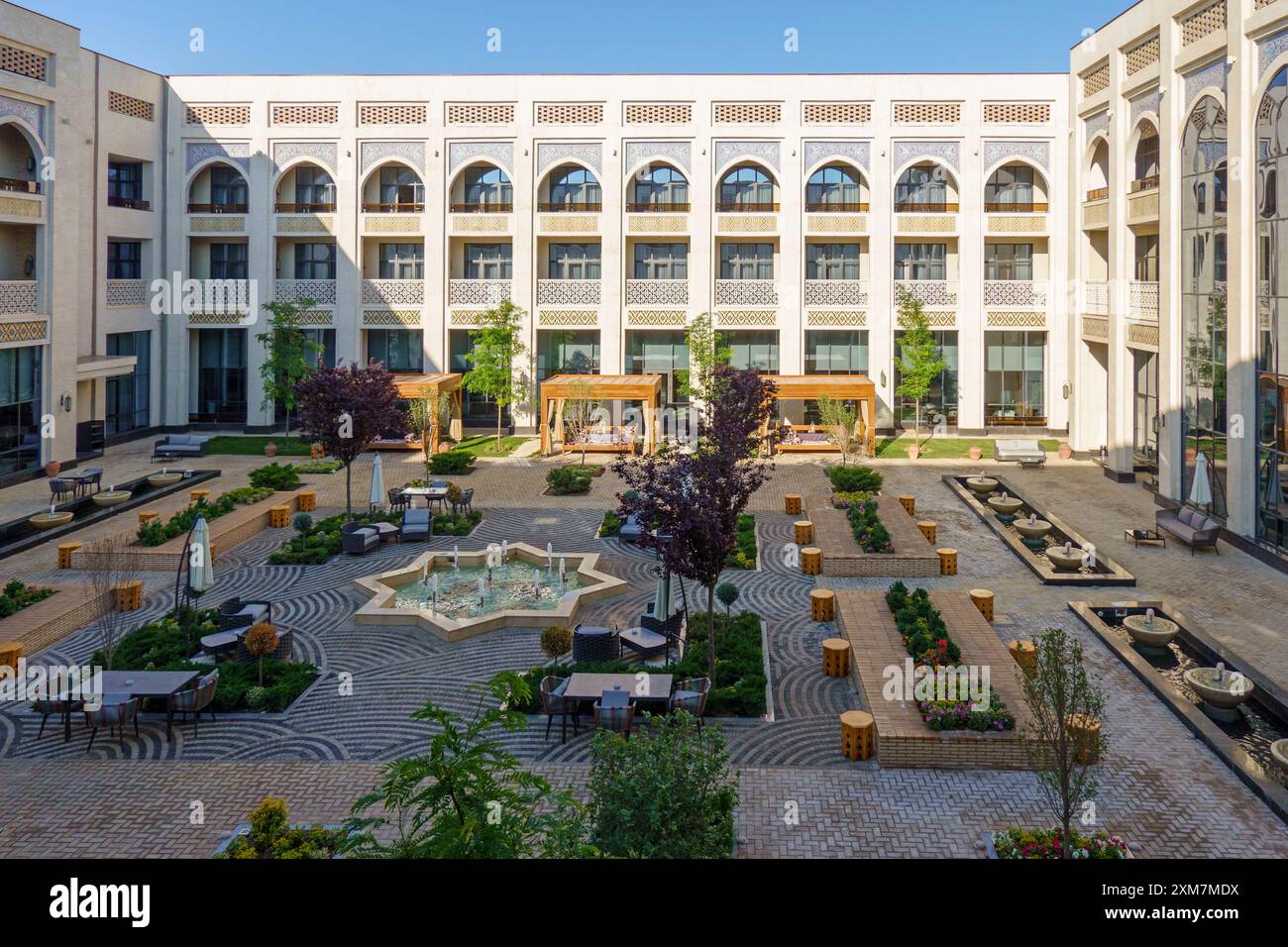 Elegante cortile dell'Hotel Favoron a Khiva, Uzbekistan Foto Stock