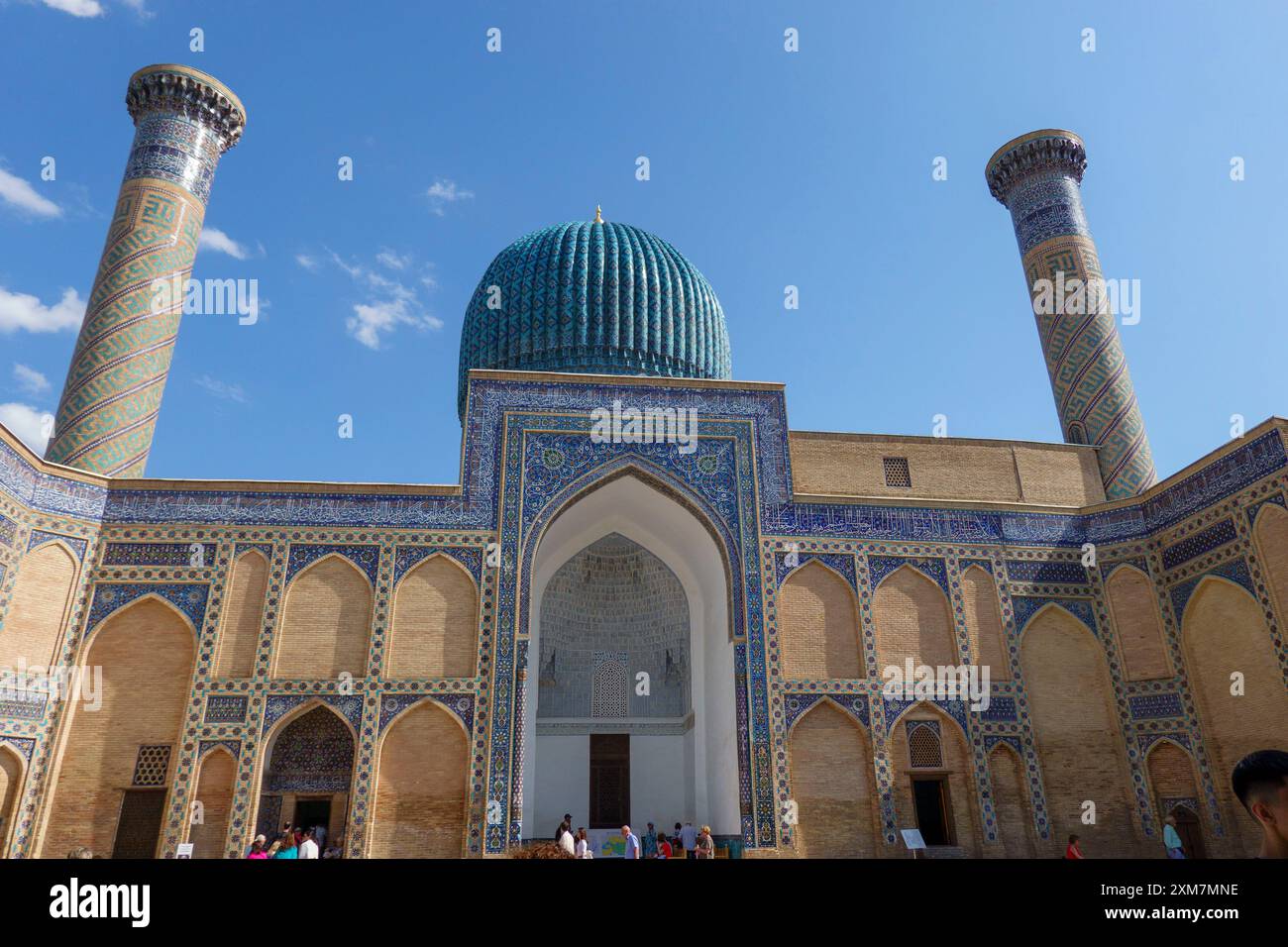 Lo splendido Mausoleo di Gur-e-Amir a Samarcanda, Uzbekistan, presenta intricati lavori di piastrelle e grandioso design architettonico Foto Stock