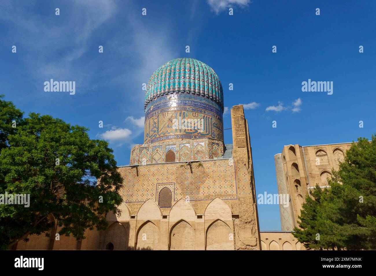 Lo splendido Mausoleo di Gur-e-Amir a Samarcanda, Uzbekistan, presenta intricati lavori di piastrelle e grandioso design architettonico Foto Stock