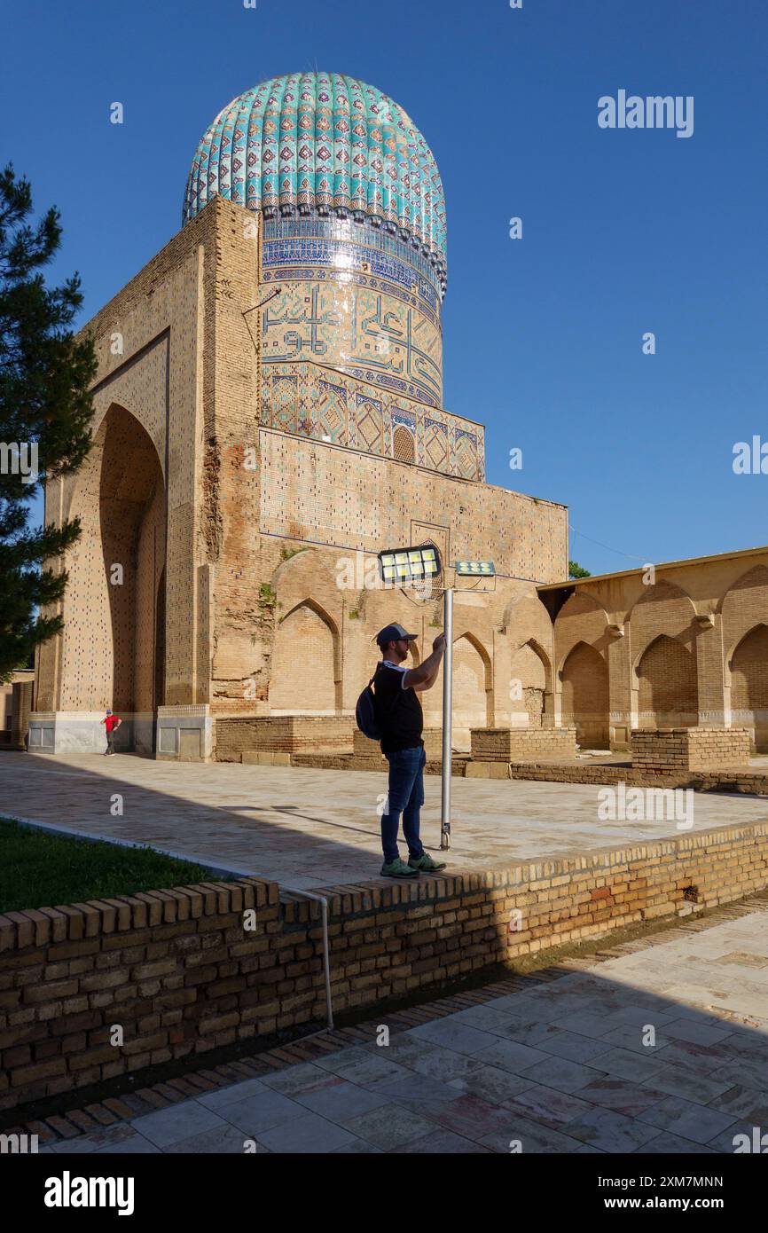 Lo splendido Mausoleo di Gur-e-Amir a Samarcanda, Uzbekistan, presenta intricati lavori di piastrelle e grandioso design architettonico Foto Stock