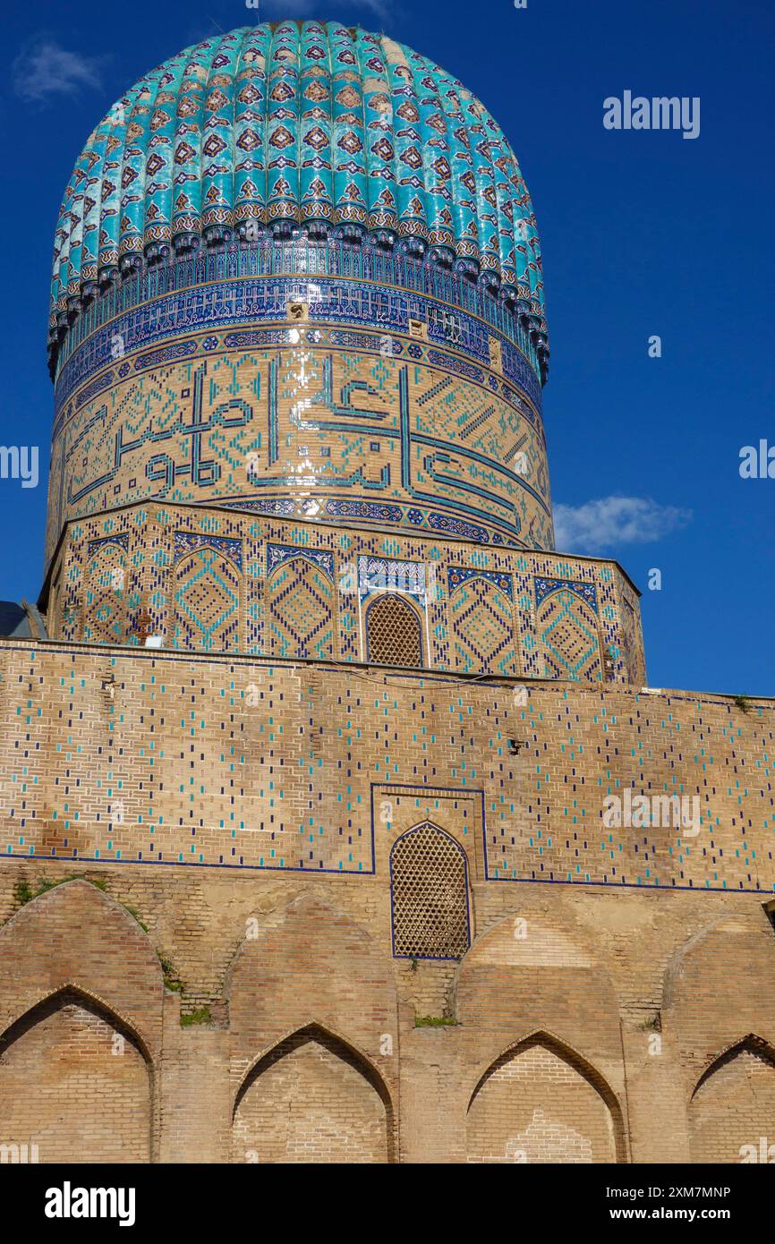 Lo splendido Mausoleo di Gur-e-Amir a Samarcanda, Uzbekistan, presenta intricati lavori di piastrelle e grandioso design architettonico Foto Stock