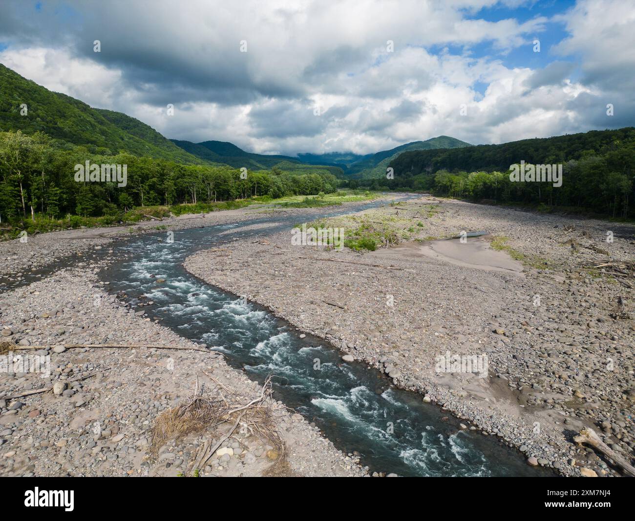 Hokkaido, Giappone: Veduta aerea del fiume Chubetsu nella montagna Asahidake nel gruppo vulcanico Daisetsuzan vicino ad Asahikawa a Hokkaido su una nuvolosa Foto Stock