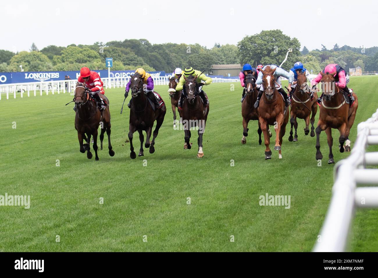 Ascot, Regno Unito. 26 luglio 2024. Horse Billy Mill (R) guidato dal fantino Saffie Osborne (sete rosa) vince la Chapel Down handicap Stakes presso l'ippodromo di Ascot nel Berkshire durante la gara del QIPCO King George Friday. Proprietario Canisbay Bloodstock, allenatore Rod Millman, Cullompton. Crediti: Maureen McLean/Alamy Live News Foto Stock