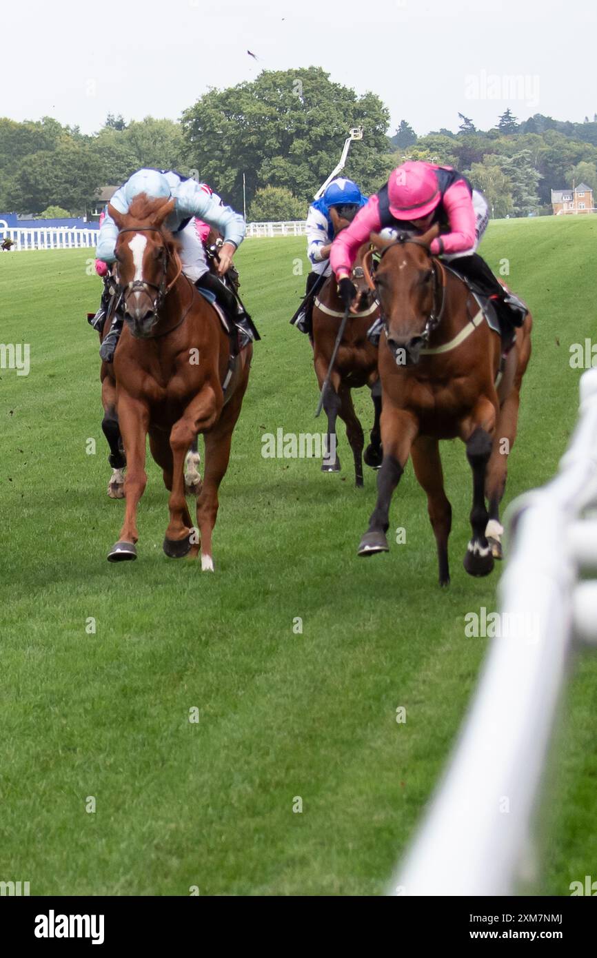 Ascot, Regno Unito. 26 luglio 2024. Horse Billy Mill (R) guidato dal fantino Saffie Osborne (sete rosa) vince la Chapel Down handicap Stakes presso l'ippodromo di Ascot nel Berkshire durante la gara del QIPCO King George Friday. Proprietario Canisbay Bloodstock, allenatore Rod Millman, Cullompton. Crediti: Maureen McLean/Alamy Live News Foto Stock