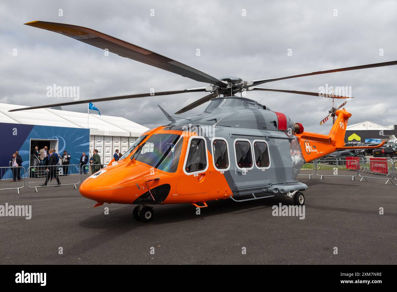 Heli Operations AgustaWestland AW-139 G-GSAR elicottero al Farnborough International Airshow, fiera aerospaziale, Regno Unito. Utilizzato per l'addestramento SAR Foto Stock