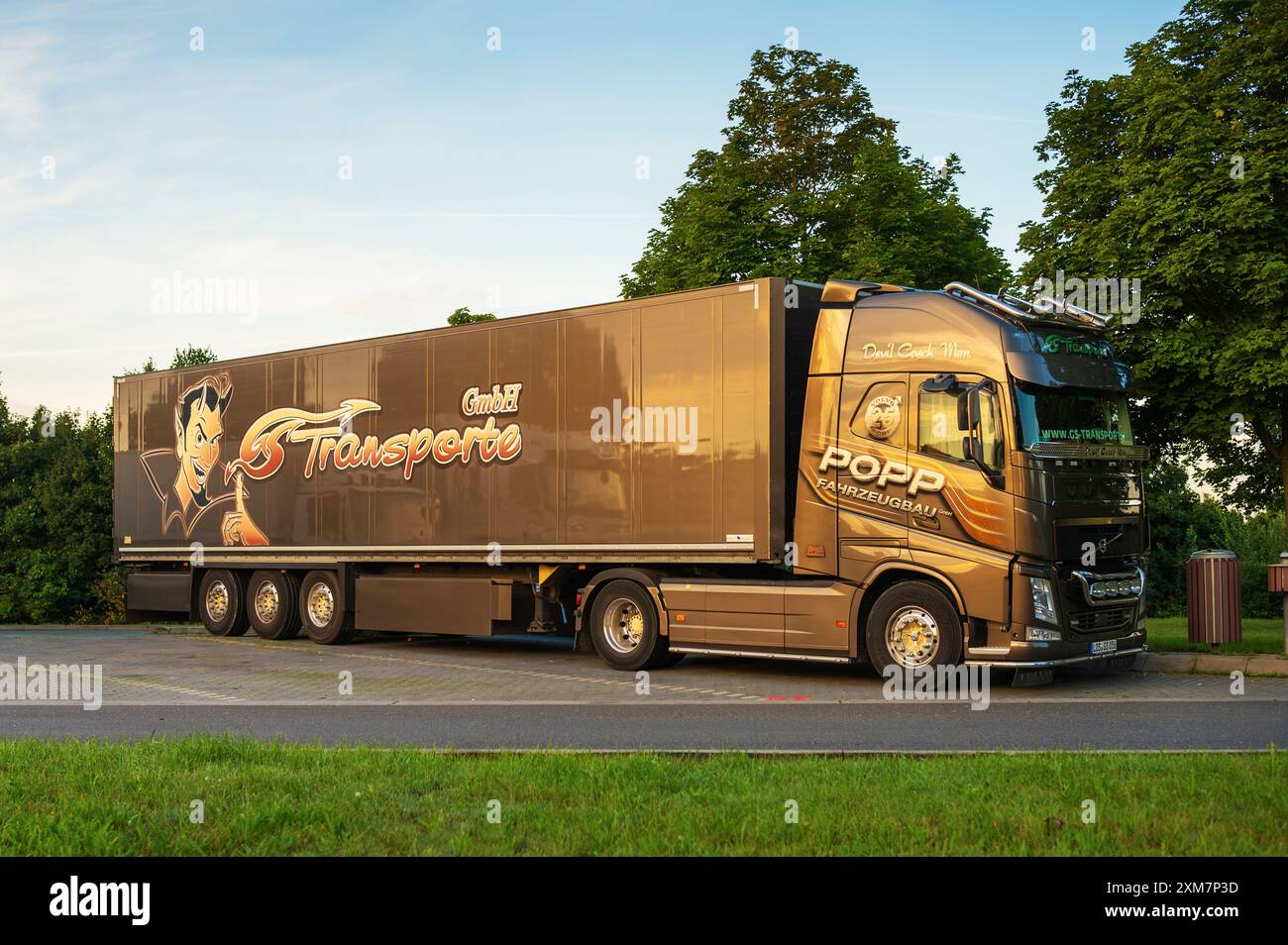 Germania , Vetschau , 26.07.2024 , Un bellissimo camion della società GS trasporti su un parcheggio Foto Stock