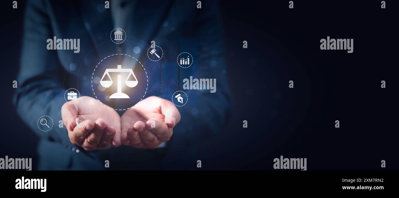 Avvocato con icone legate alla legge, copia spazio. Banner web legge e giustizia Foto Stock