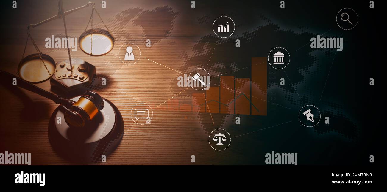 Giudicate il martelletto e la bilancia su un tavolo di legno, la giustizia e il concetto di legge. Banner con icone Foto Stock