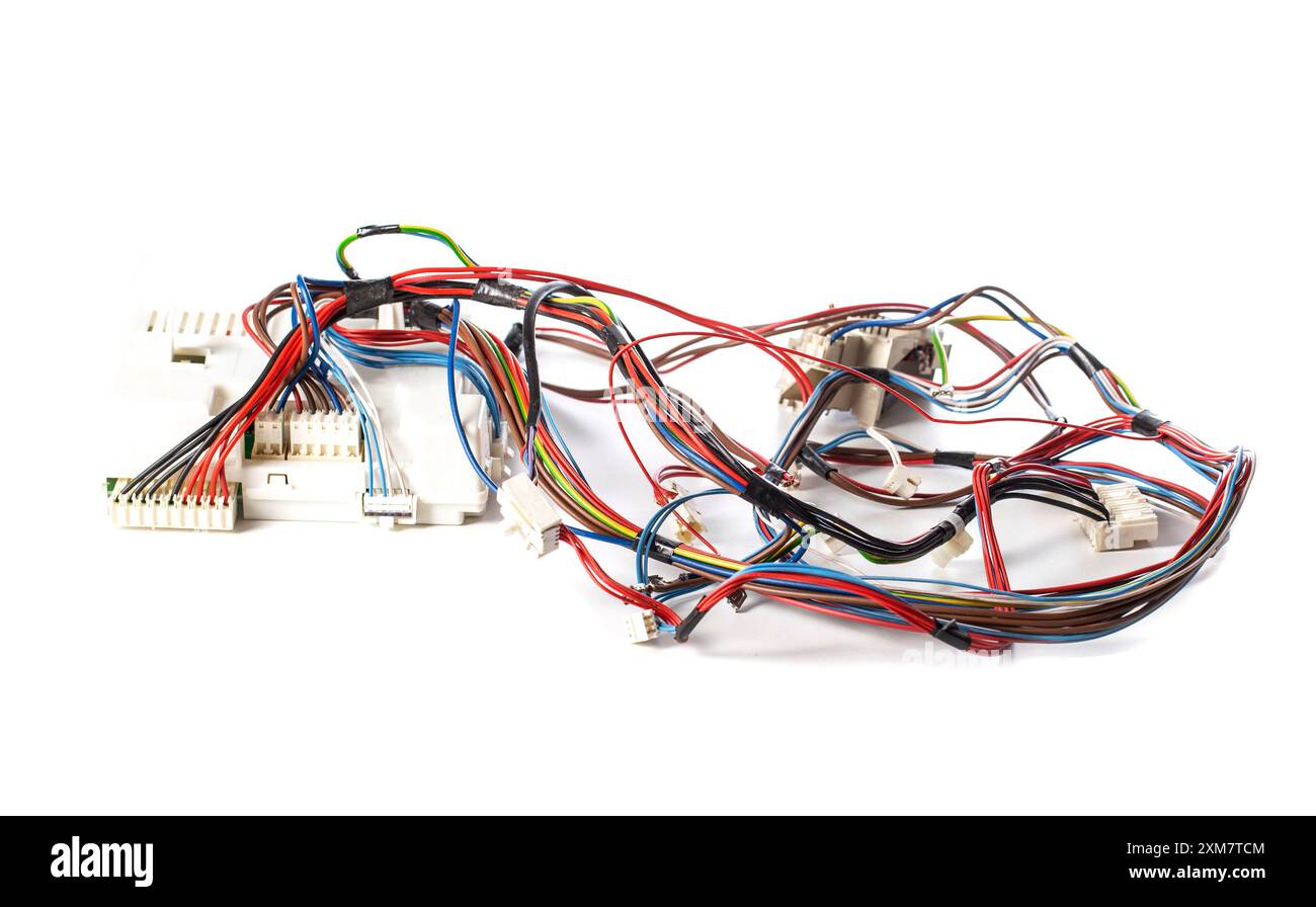 kit di cablaggio per auto con unità di controllo elettronica del motore su sfondo bianco, isolare. Foto Stock