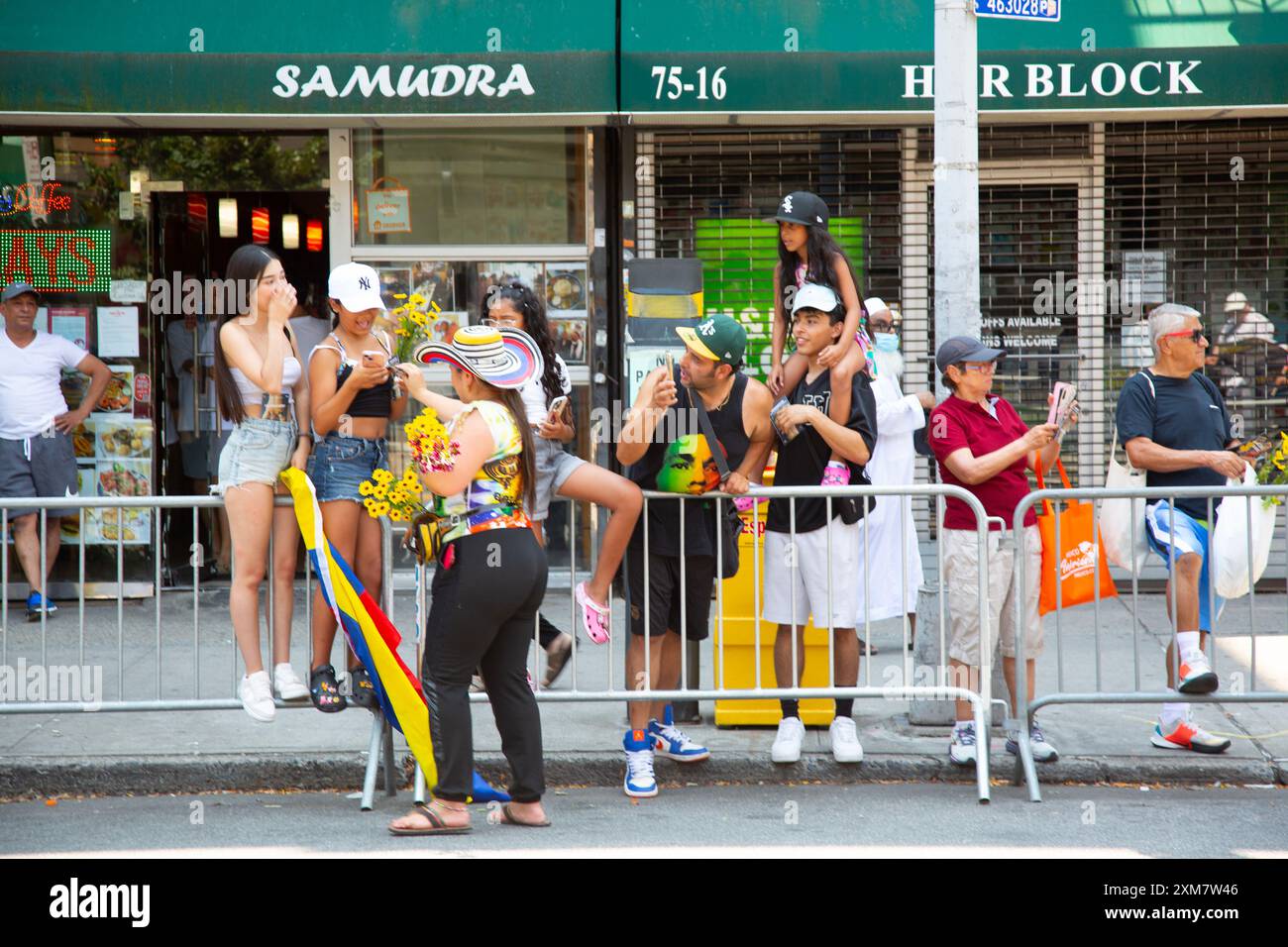 La sfilata annuale del Festival dei fiori colombiano, o Desfile de Silleteros, si tiene a Jackson Heights, Queens, New York, per onorare il festival originale dei fiori a Medellín, Colombia. Foto Stock