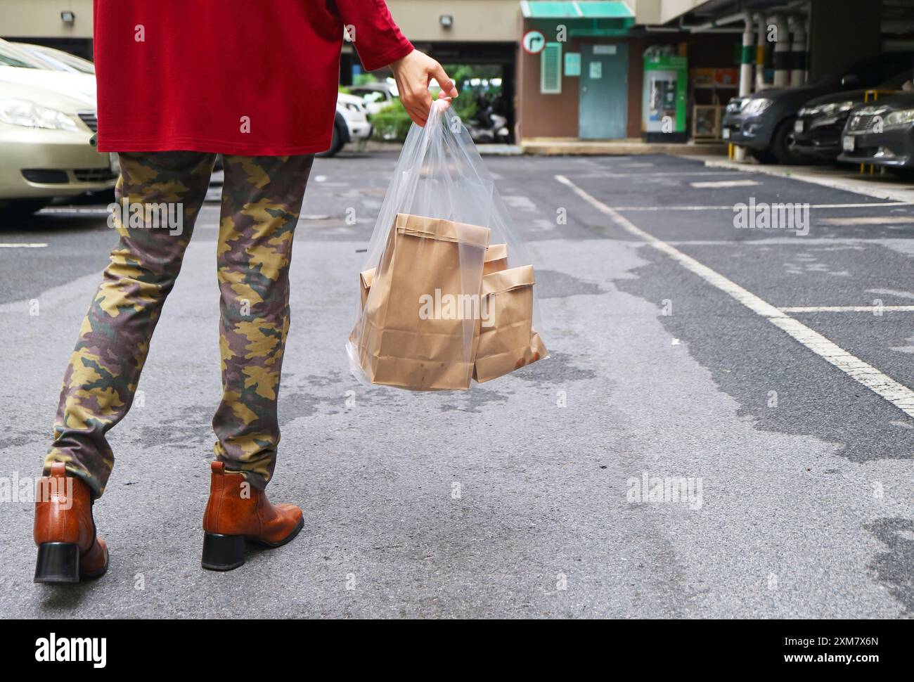Persona che trasporta una borsa della spesa in città Foto Stock