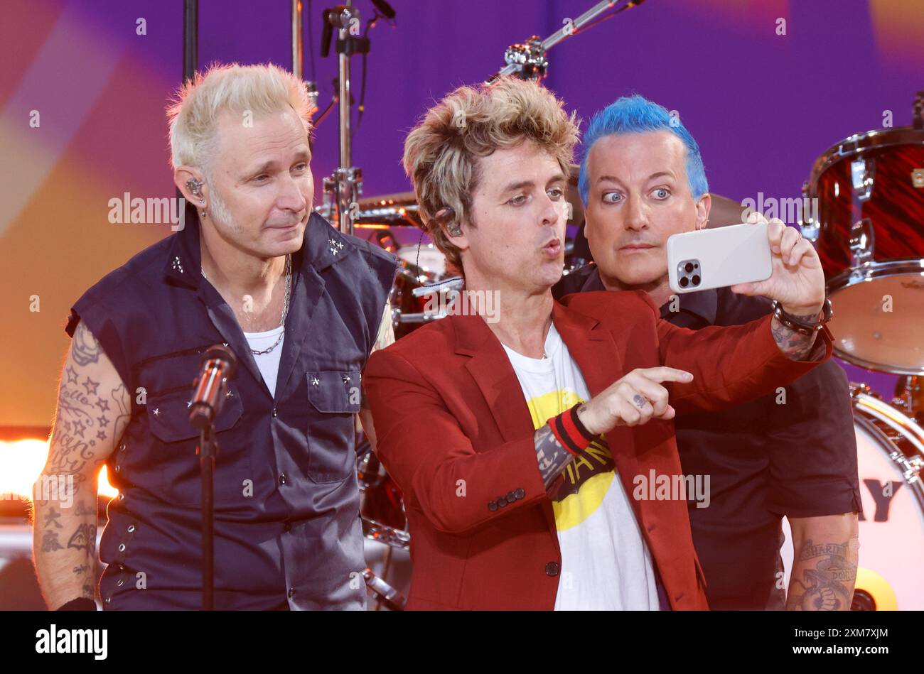 New York, Stati Uniti. 26 luglio 2024. Billie Joe Armstrong, tre Cool e Mike Dirnt dei Green Day scattano un selfie quando si esibiscono alla "Good Morning America's 2024 Summer Concert Series al Rumsey Playfield/SummerStage a Central Park a New York City venerdì 26 luglio 2024. Foto di John Angelillo/UPI. Crediti: UPI/Alamy Live News Foto Stock