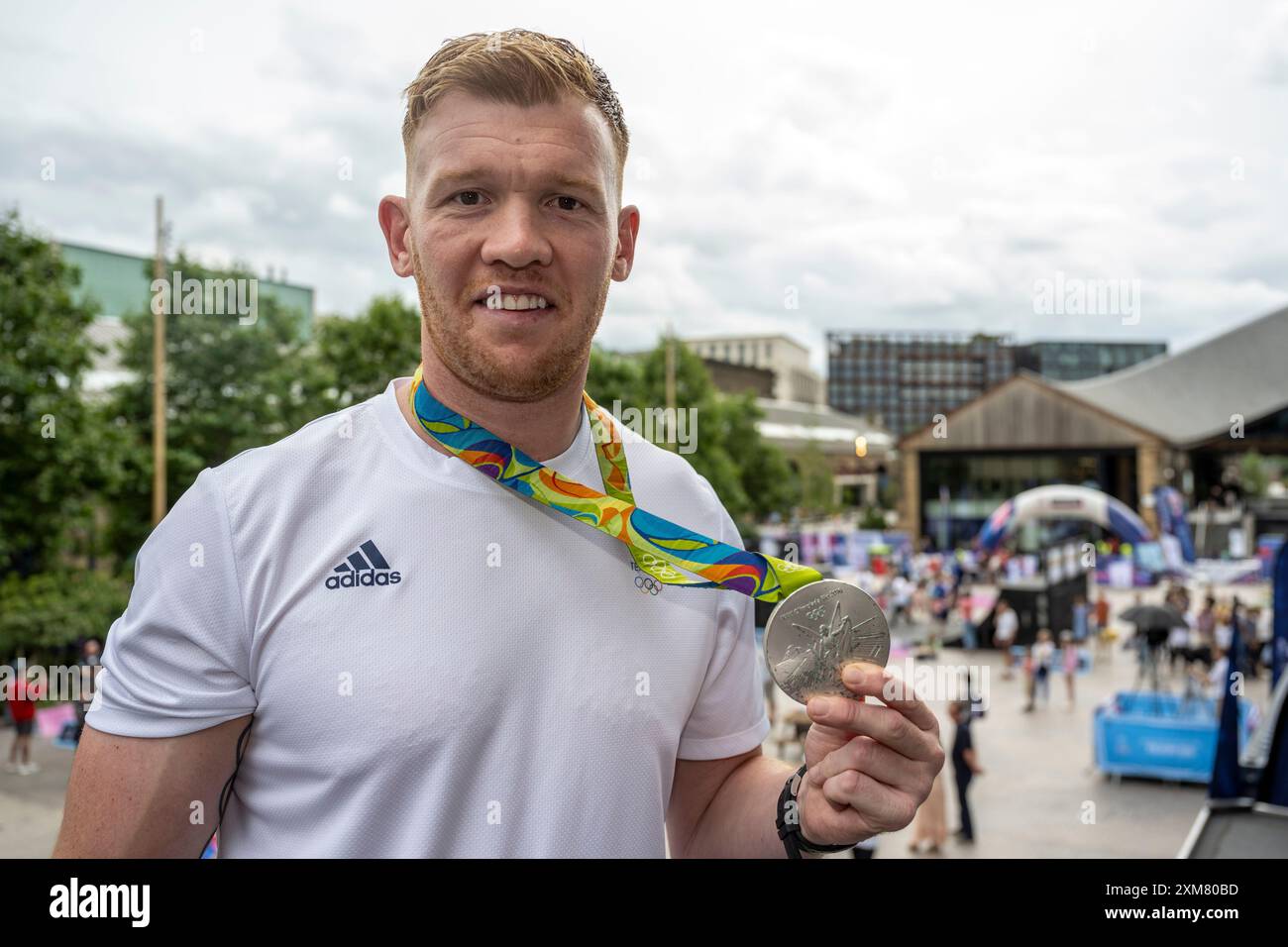 Londra, Regno Unito. 26 luglio 2024. Sam Cross, squadra GB Rio 2016 medaglia d'argento a Rugby Sevens, al Team GB King's Cross Fanzone ufficiale per l'apertura dei Giochi Olimpici di Parigi 2024 in Piazza Lewis Cubitt. L'azione dei Giochi viene mostrata sul grande schermo e i fan in visita possono anche godersi DJ set dal vivo, la possibilità di cimentarsi in attività a tema olimpico e un programma di intrattenimento sul palco, tra cui domande e risposte e celebrazioni di medaglie con gli atleti del Team GB. King's Cross è uno dei dieci fanzoni del Team GB che sono stati istituiti in tutto il Regno Unito. Crediti: Stephen Chung / Alamy Live News Foto Stock
