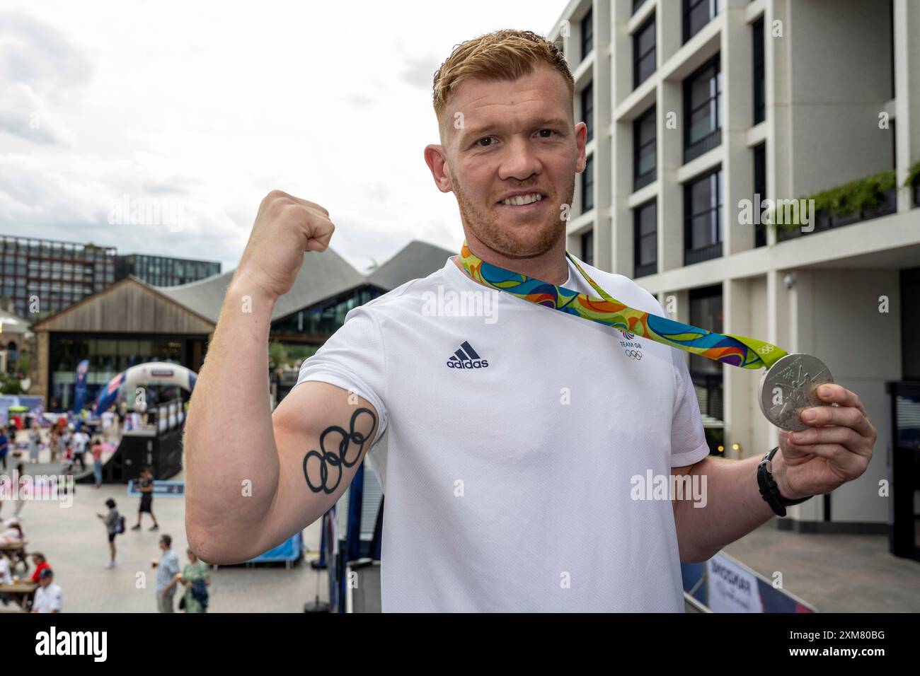 Londra, Regno Unito. 26 luglio 2024. Sam Cross, squadra GB Rio 2016 medaglia d'argento a Rugby Sevens, al Team GB King's Cross Fanzone ufficiale per l'apertura dei Giochi Olimpici di Parigi 2024 in Piazza Lewis Cubitt. L'azione dei Giochi viene mostrata sul grande schermo e i fan in visita possono anche godersi DJ set dal vivo, la possibilità di cimentarsi in attività a tema olimpico e un programma di intrattenimento sul palco, tra cui domande e risposte e celebrazioni di medaglie con gli atleti del Team GB. King's Cross è uno dei dieci fanzoni del Team GB che sono stati istituiti in tutto il Regno Unito. Crediti: Stephen Chung / Alamy Live News Foto Stock