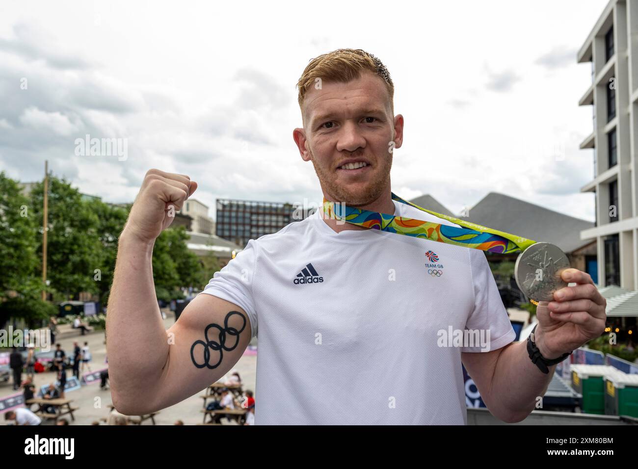 Londra, Regno Unito. 26 luglio 2024. Sam Cross, squadra GB Rio 2016 medaglia d'argento a Rugby Sevens, al Team GB King's Cross Fanzone ufficiale per l'apertura dei Giochi Olimpici di Parigi 2024 in Piazza Lewis Cubitt. L'azione dei Giochi viene mostrata sul grande schermo e i fan in visita possono anche godersi DJ set dal vivo, la possibilità di cimentarsi in attività a tema olimpico e un programma di intrattenimento sul palco, tra cui domande e risposte e celebrazioni di medaglie con gli atleti del Team GB. King's Cross è uno dei dieci fanzoni del Team GB che sono stati istituiti in tutto il Regno Unito. Crediti: Stephen Chung / Alamy Live News Foto Stock