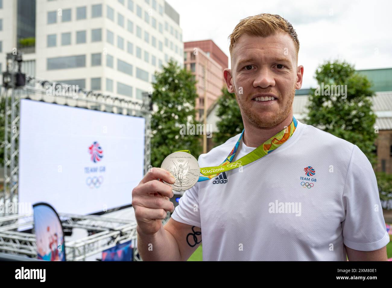 Londra, Regno Unito. 26 luglio 2024. Sam Cross, squadra GB Rio 2016 medaglia d'argento a Rugby Sevens, al Team GB King's Cross Fanzone ufficiale per l'apertura dei Giochi Olimpici di Parigi 2024 in Piazza Lewis Cubitt. L'azione dei Giochi viene mostrata sul grande schermo e i fan in visita possono anche godersi DJ set dal vivo, la possibilità di cimentarsi in attività a tema olimpico e un programma di intrattenimento sul palco, tra cui domande e risposte e celebrazioni di medaglie con gli atleti del Team GB. King's Cross è uno dei dieci fanzoni del Team GB che sono stati istituiti in tutto il Regno Unito. Crediti: Stephen Chung / Alamy Live News Foto Stock