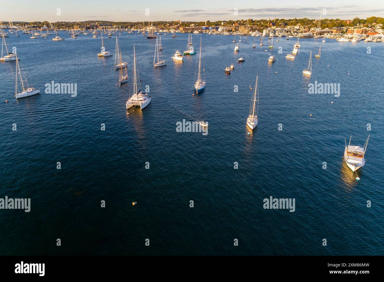 Immagini del porto di Newport in una splendida serata autunnale. ©Paul Todd/OUTSIDEIMAGES. COM OUTSIDE IMAGES NAUTICAL PHOTO LIBRARY Foto Stock