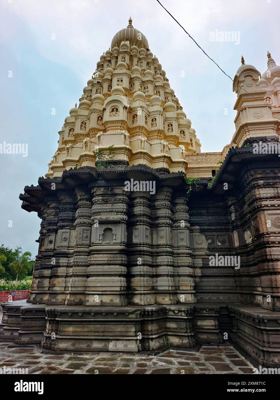 25-07-2024, antico tempio di Sangameshwar (Lord Shiva) vicino a Saswad, Pune, Maharashtra, tempio di Shiva alla confluenza di due fiumi, Karha e. Foto Stock