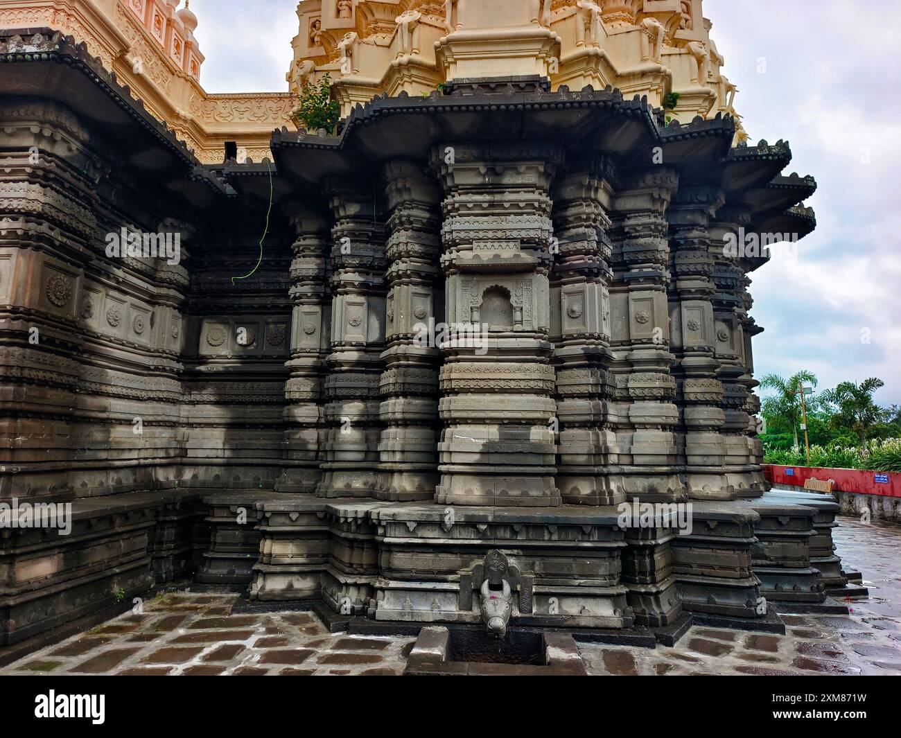 25-07-2024, antico tempio di Sangameshwar (Lord Shiva) vicino a Saswad, Pune, Maharashtra, tempio di Shiva alla confluenza di due fiumi, Karha e. Foto Stock