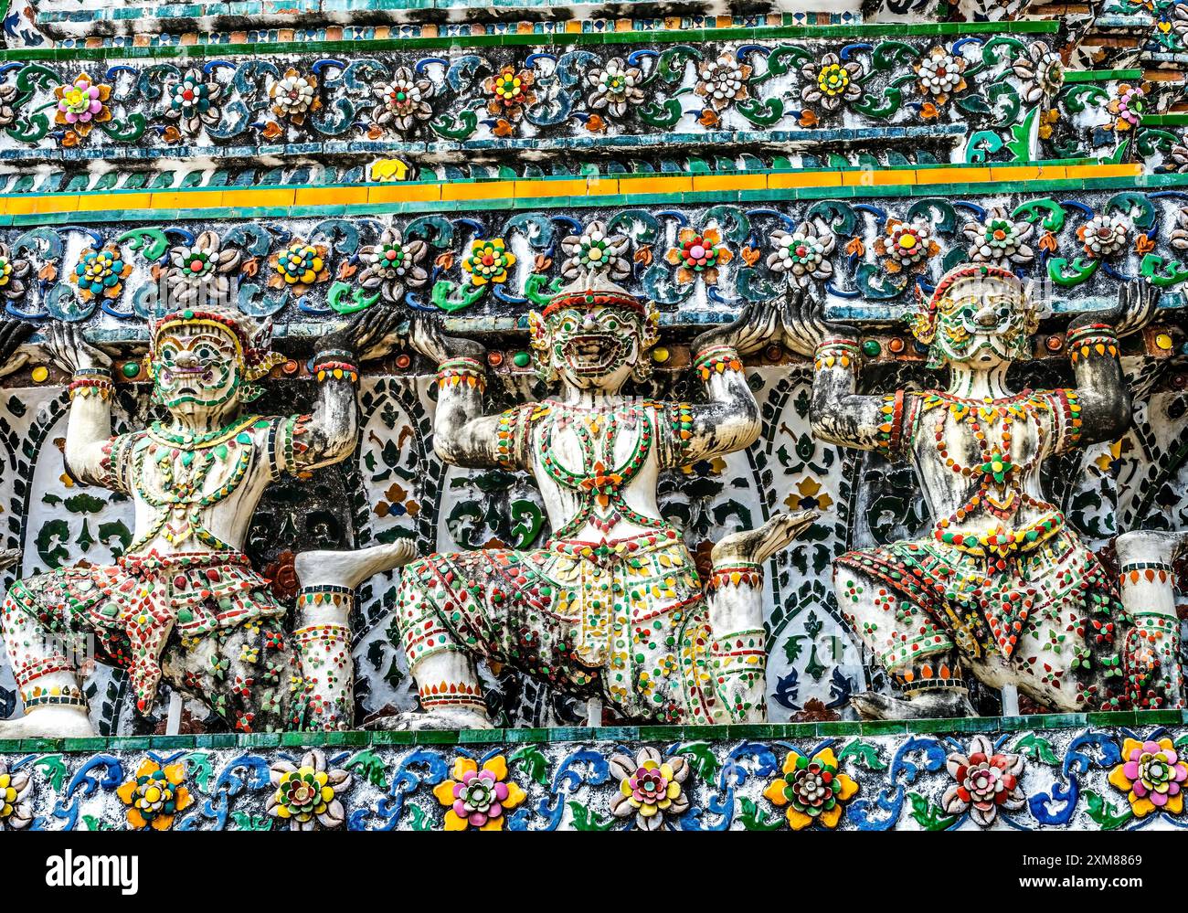 Coloful Ceramic Guardians Warriors Central Prang Wat Arun Buddhist Temple of Dawn Complex Bangkok Thailandia. Costruito negli anni '1600 Uno dei templi più antichi di T Foto Stock