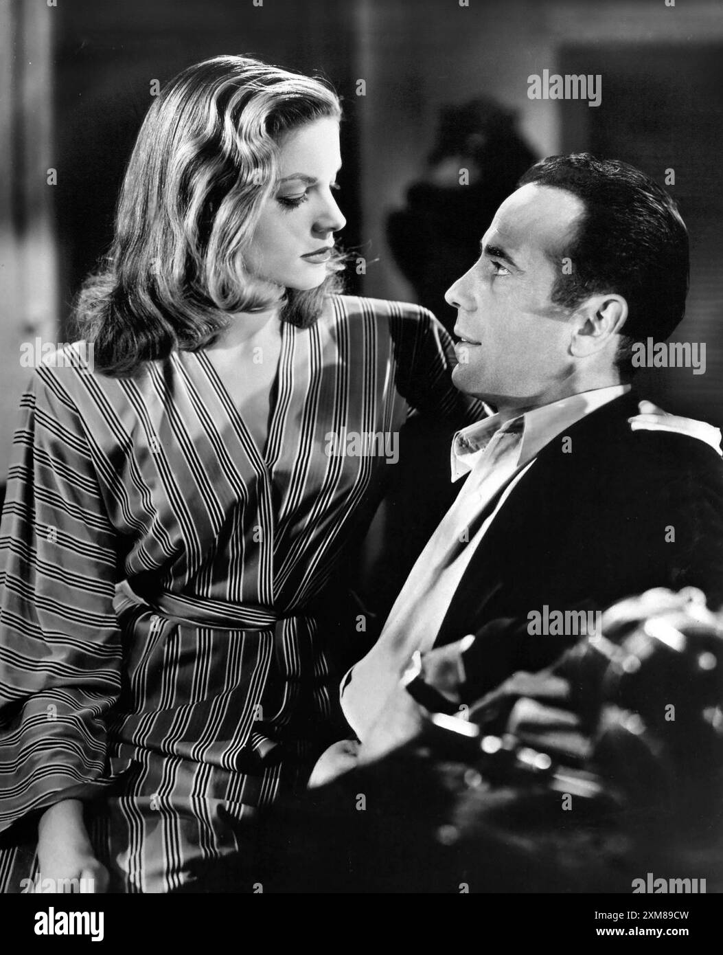Lauren Bacall e Humphrey Bogart. Ritratto degli attori americani Lauren Bacall (B. Betty Joan Perske, 1924-2014) e Humphrey DeForest Bogart (1899-1957) dal film To Have and Have Not, 1945 Foto Stock