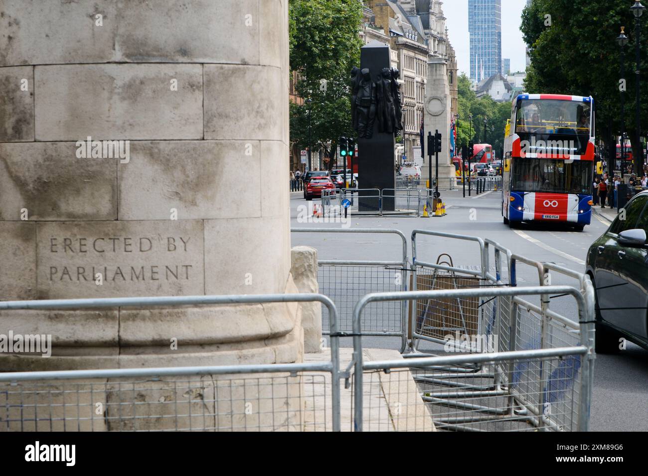 Whitehall, Londra, Regno Unito. 26 luglio 2024. Barriere di sicurezza intorno ai monumenti di Whitehall con la dimostrazione 'Tommy Robinson' in programma per sabato 27 luglio. Crediti: Matthew Chattle/Alamy Live News Foto Stock