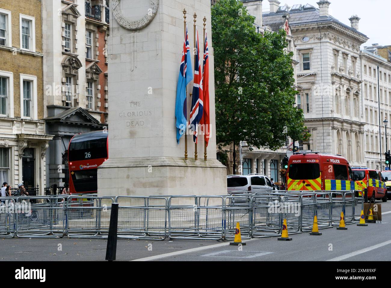Whitehall, Londra, Regno Unito. 26 luglio 2024. Barriere di sicurezza intorno ai monumenti di Whitehall con la dimostrazione 'Tommy Robinson' in programma per sabato 27 luglio. Crediti: Matthew Chattle/Alamy Live News Foto Stock