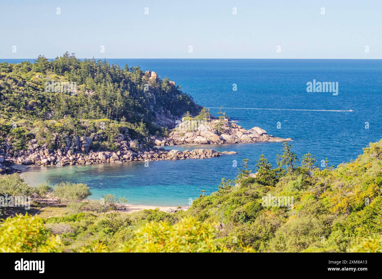 Pittoresca spiaggia di sabbia dorata di Arthur Beach con massi di granito e acque turchesi a Magnetic Island, Queensland, Australia. Foto Stock