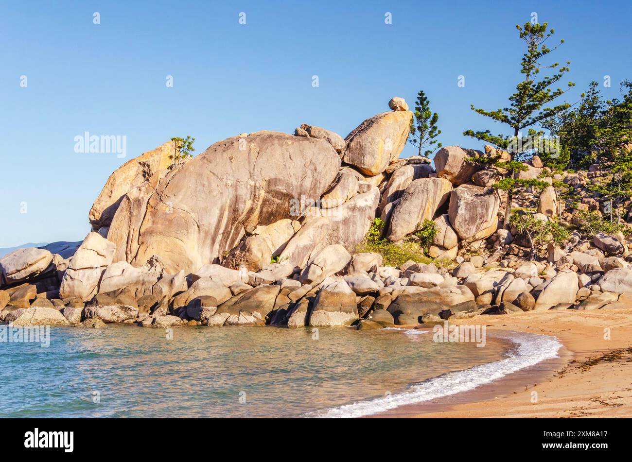 Pittoresca spiaggia di sabbia dorata di Arthur Beach con massi di granito e acque turchesi a Magnetic Island, Queensland, Australia. Foto Stock