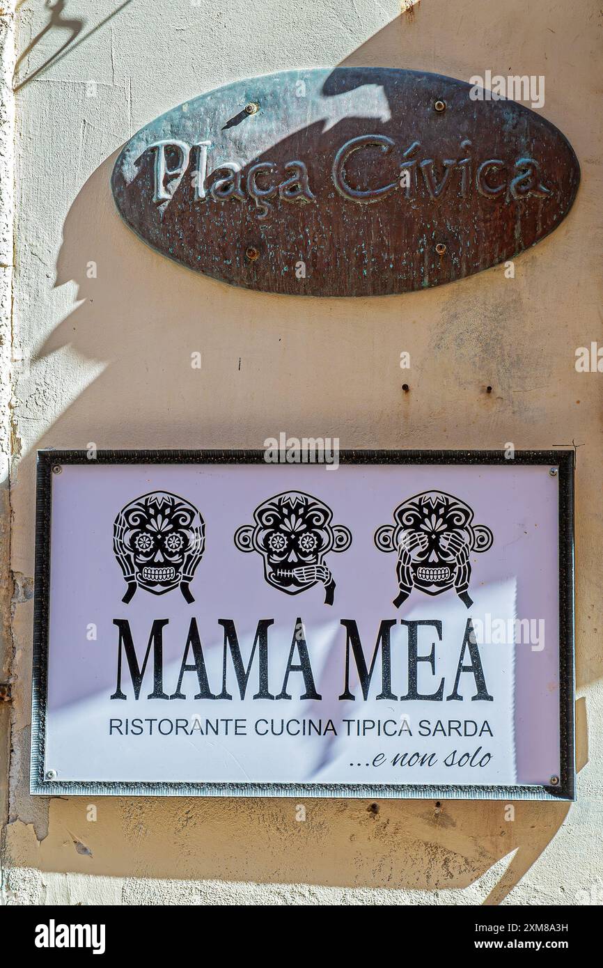 ALGHERO, SARDEGNA, ITALIA - 4 LUGLIO 2024: Ristorante tradizionale sardo situato in Piazza Civica (Placa Civica), con i segni della mafia italiana Foto Stock