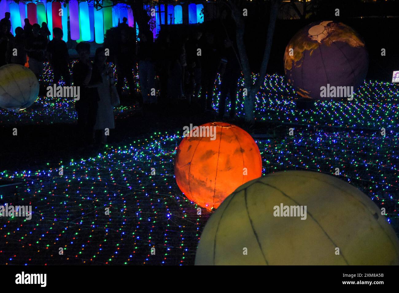 Bandung, Indonesia. 26 luglio 2024. Le persone scattano una foto al parco giochi Galactic Glow con un tema galassico che raffigura lo spazio al Paris Van Java Resort Lifestyle Place (PVJ) a Bandung, Giava Occidentale, Indonesia, il 26 luglio 2024. (Foto di Dimas Rachmatsyah/Sipa USA) credito: SIPA USA/Alamy Live News Foto Stock