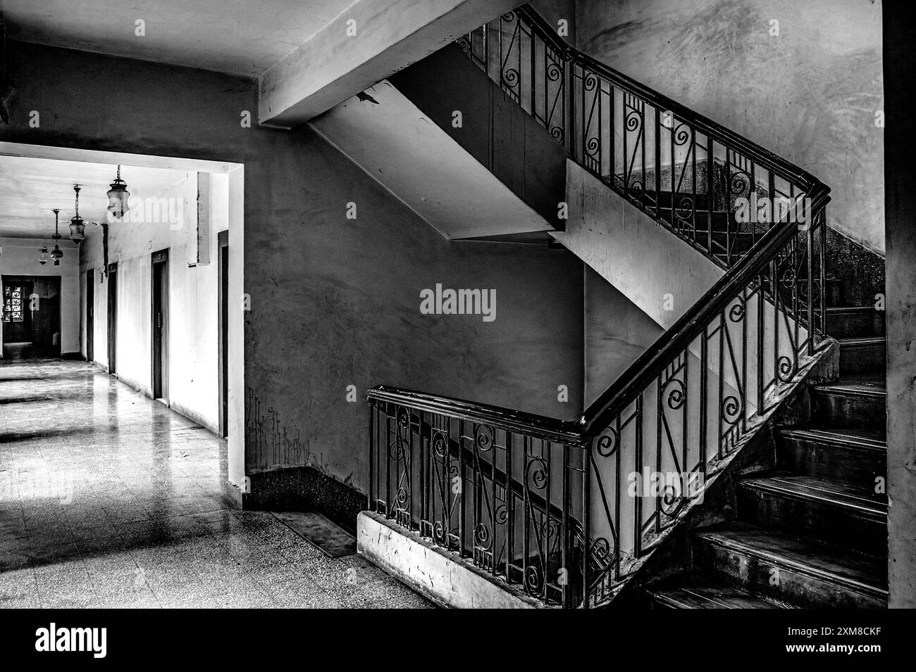 06 06 2014 Una foto Vintage Old Black and White della hall della Guest House e della scala Satara, Maharashtra, India, Asia Foto Stock