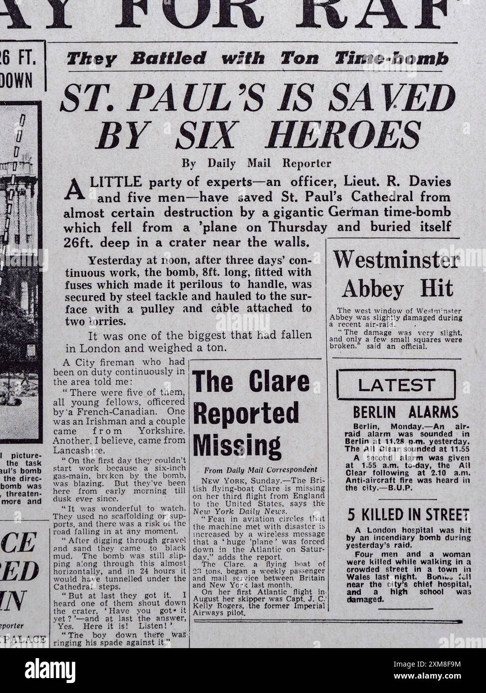 'St Pauls è salvato da sei eroi' titolo nel Daily mail (replica), 16 settembre 1940, durante la Battaglia d'Inghilterra. Foto Stock