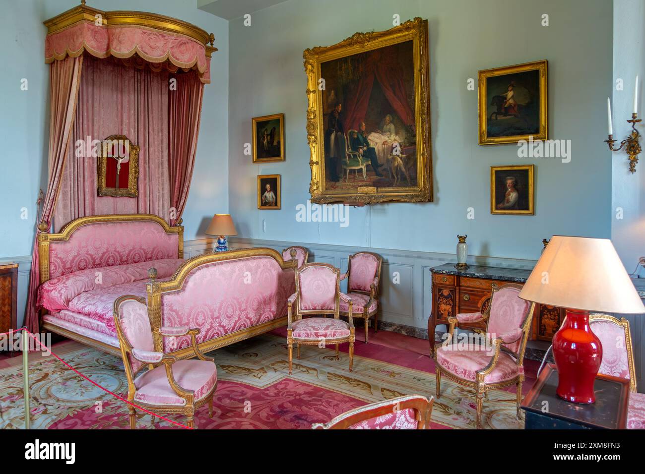 Letto a baldacchino nella camera da letto del feldmaresciallo Charles-Joseph de Ligne a Château de Belœil, castello barocco a Beloeil, provincia di Hainaut, Vallonia, Belgio Foto Stock