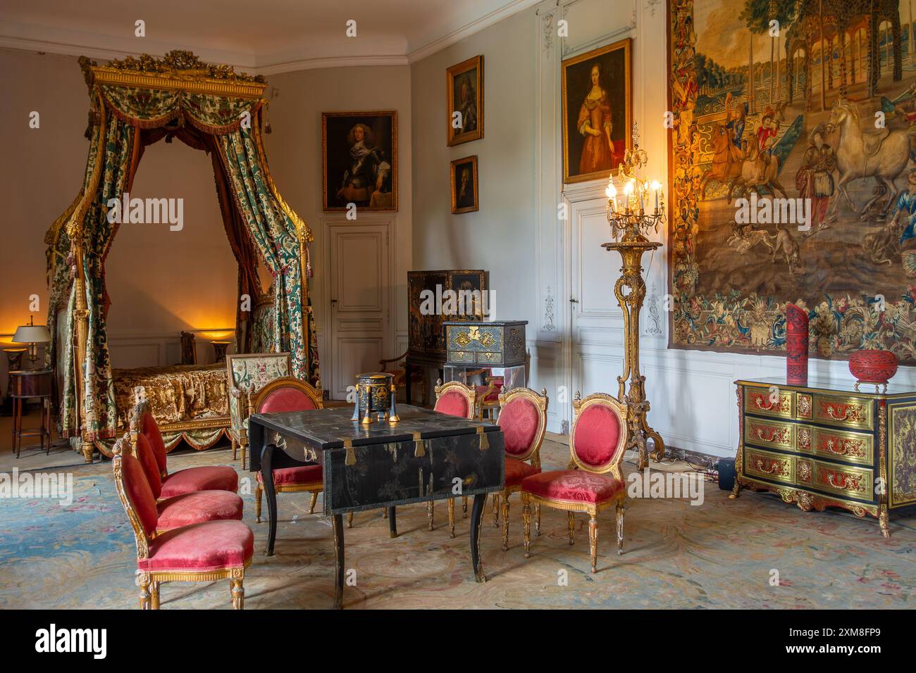 Letto a baldacchino Luigi XVI / lit à la polonaise nella sala Amblise a Château de Belœil, castello barocco a Beloeil, provincia di Hainaut, Vallonia, Belgio Foto Stock