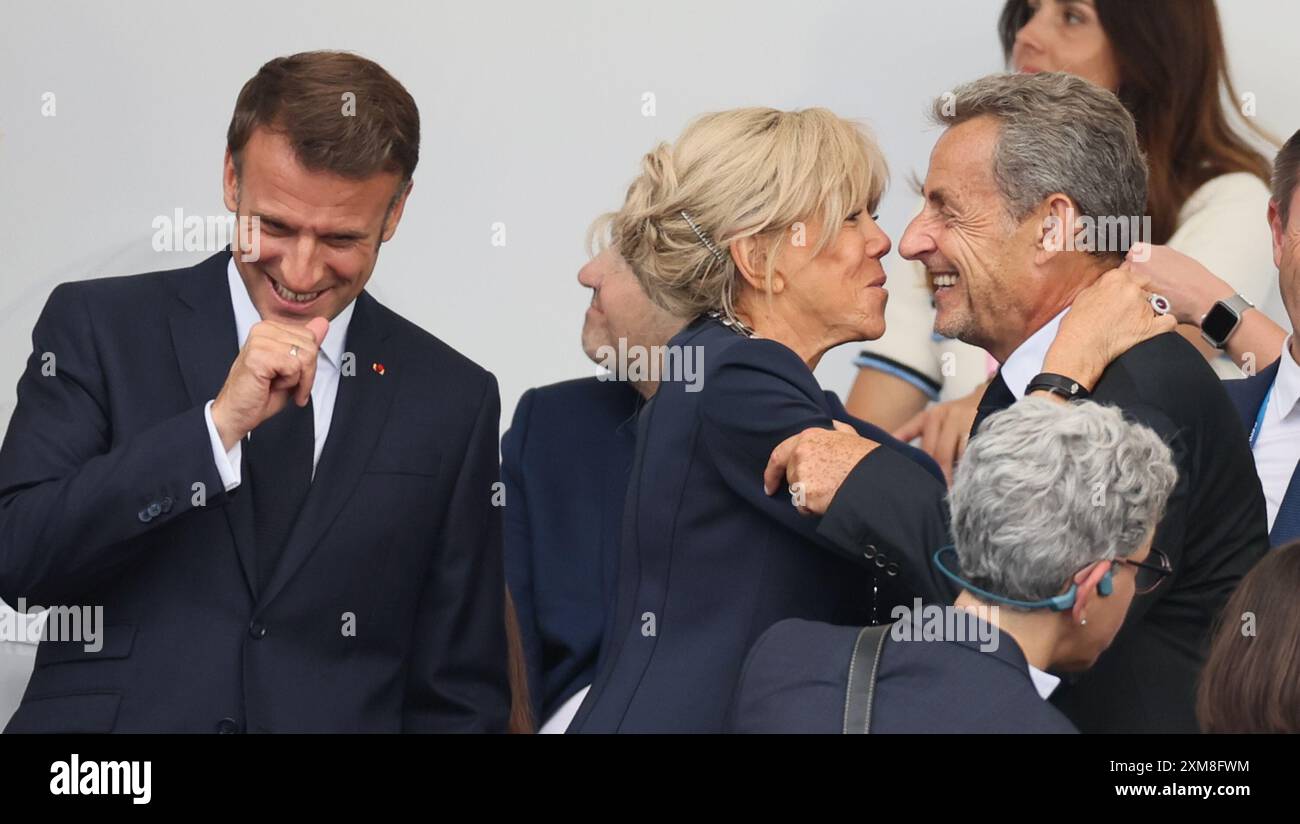 Parigi, Francia. 26 luglio 2024. Il Presidente francese Emmanuel Macron, la First Lady di Francia Brigitte Macron e l'ex Presidente francese Nicolas Sarkozy, nella foto durante la cerimonia di apertura dei Giochi Olimpici di Parigi 2024, al Trocadero di Parigi, in Francia, venerdì 26 luglio 2024. I Giochi della XXXIII Olimpiade si svolgono a Parigi dal 26 luglio all'11 agosto. La delegazione belga conta 165 atleti in 21 sport. BELGA PHOTO BENOIT DOPPAGNE BELGIUM ONLY Credit: Belga News Agency/Alamy Live News Foto Stock