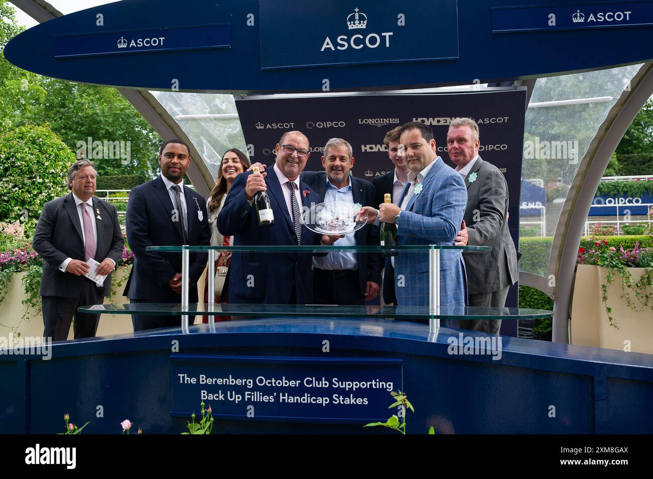 Ascot, Regno Unito. 26 luglio 2024. Presentazione dei vincitori per il Berenbery October Club a sostegno di Back Up Fillies' handicap Stakes (Classe 4). La gara è stata vinta dal cavallo Alcazan guidato dal fantino Saffie Osborne al QIPCO King George Friday all'Ascot Racecourse nel Berkshire. Proprietario John o'Donnell, allenatore Roger Teal, Lambourn, allevatore Mr J o'Donnell & Mr Noel William Kelly, Sponsor Chartplan(2024) Ltd Crediti: Maureen McLean/Alamy Live News Foto Stock