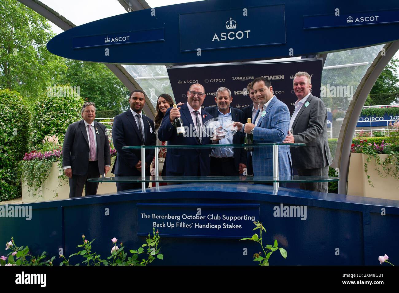 Ascot, Regno Unito. 26 luglio 2024. Presentazione dei vincitori per il Berenbery October Club a sostegno di Back Up Fillies' handicap Stakes (Classe 4). La gara è stata vinta dal cavallo Alcazan guidato dal fantino Saffie Osborne al QIPCO King George Friday all'Ascot Racecourse nel Berkshire. Proprietario John o'Donnell, allenatore Roger Teal, Lambourn, allevatore Mr J o'Donnell & Mr Noel William Kelly, Sponsor Chartplan(2024) Ltd Crediti: Maureen McLean/Alamy Live News Foto Stock