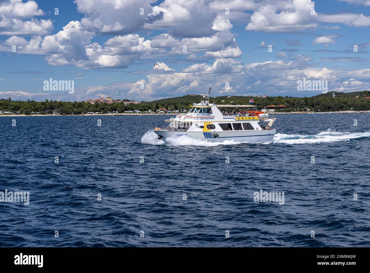 Tour in barca verso destinazioni popolari della costa occidentale dell'Istria, Rovigno, Croazia, Europa Foto Stock