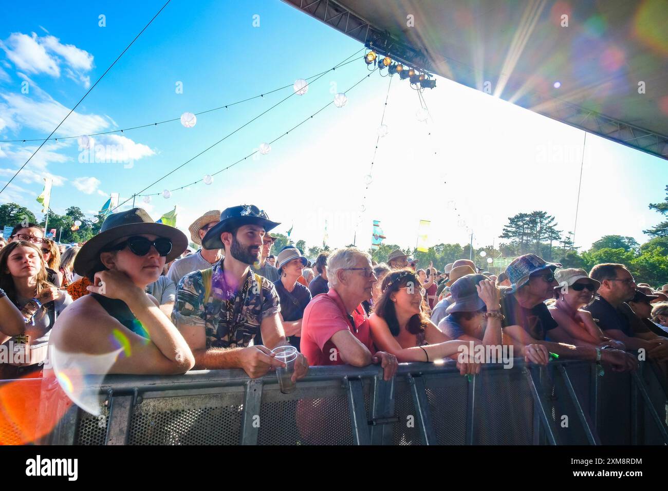 Malmesbury, Regno Unito. 26 luglio 2024. I frequentatori del festival guardano Sanngjaru esibirsi sul palco di Charlie Gillett durante Womad - World of Music, Arts and Dance 2024. Foto di Julie Edwards./Alamy Live News Foto Stock