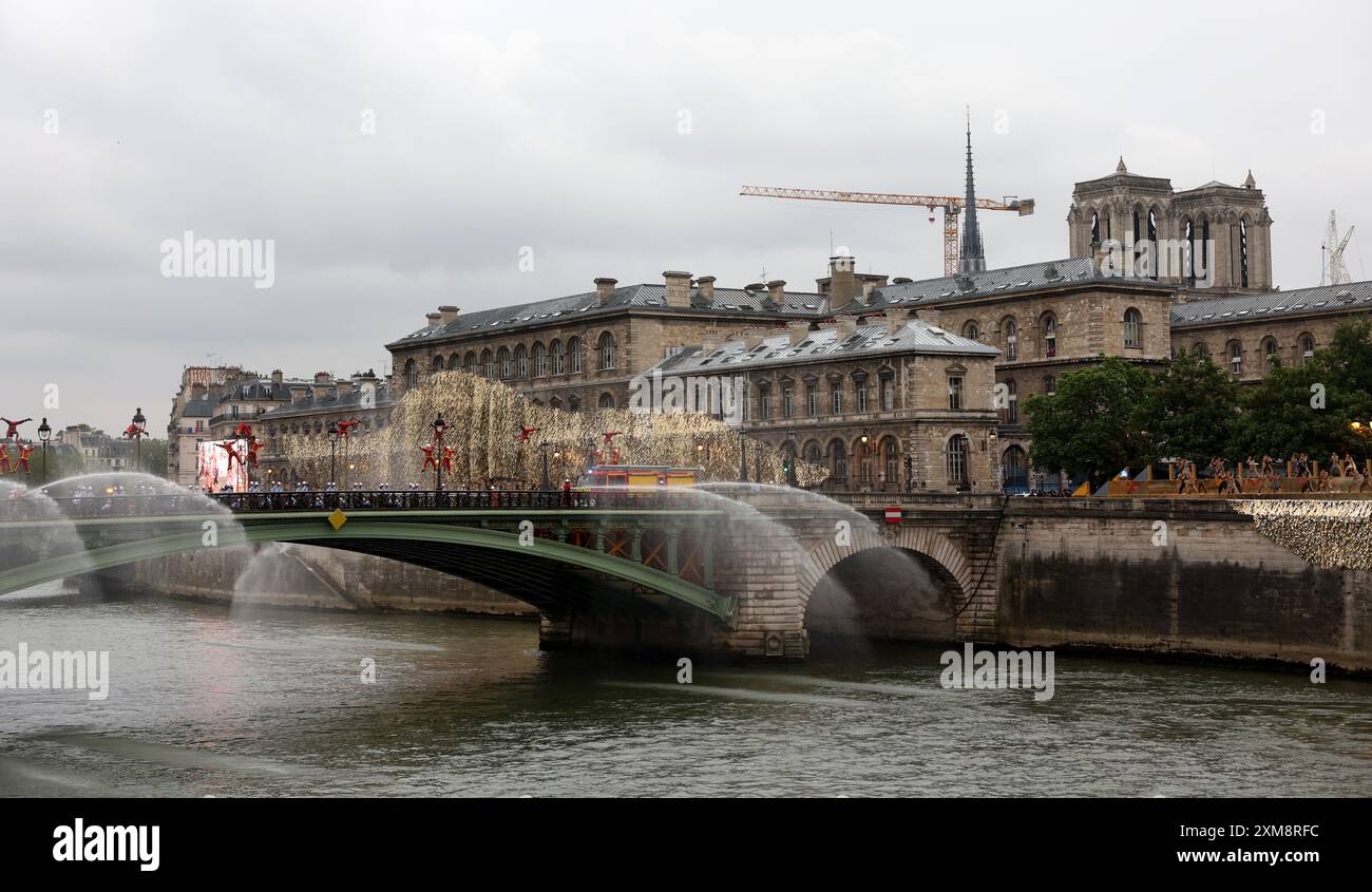 Parigi, Francia. 26 luglio 2024. Artisti acrobatici durante la cerimonia di apertura dei Giochi Olimpici di Parigi 2024. Crediti: Isabel Infantes/Alamy Live News Foto Stock