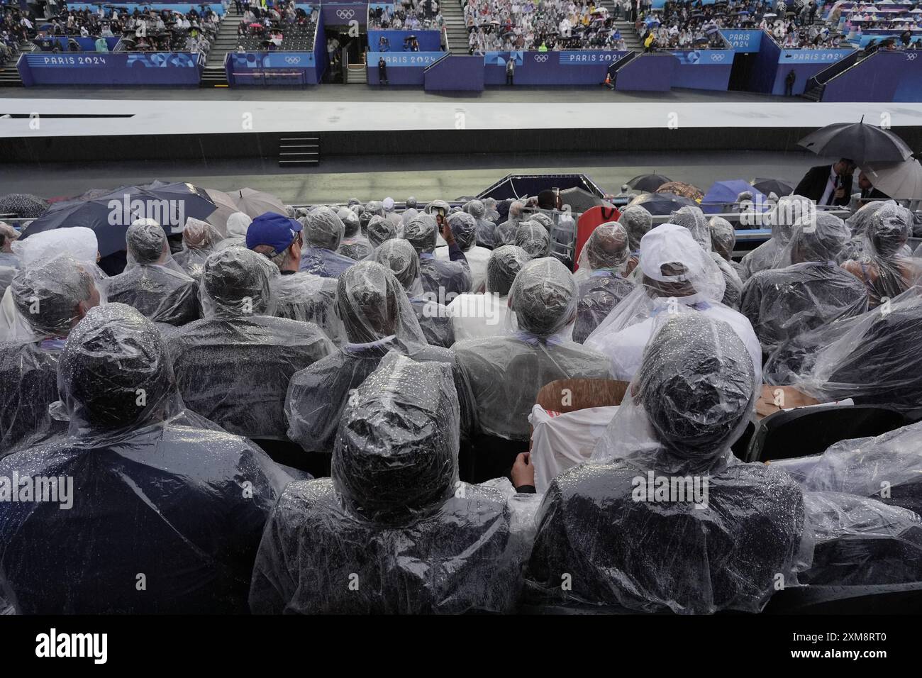 Parigi, Francia. 26 luglio 2024. Gli spettatori siedono sotto la pioggia al Trocadero durante la cerimonia di apertura dei Giochi Olimpici di Parigi 2024 a Parigi, Francia, venerdì 26 luglio 2024. Oltre 10.000 atleti provenienti da 206 paesi parteciperanno ai Giochi olimpici estivi che si svolgeranno dal 26 luglio all'11 agosto. Foto di Richard Ellis/UPI credito: UPI/Alamy Live News Foto Stock