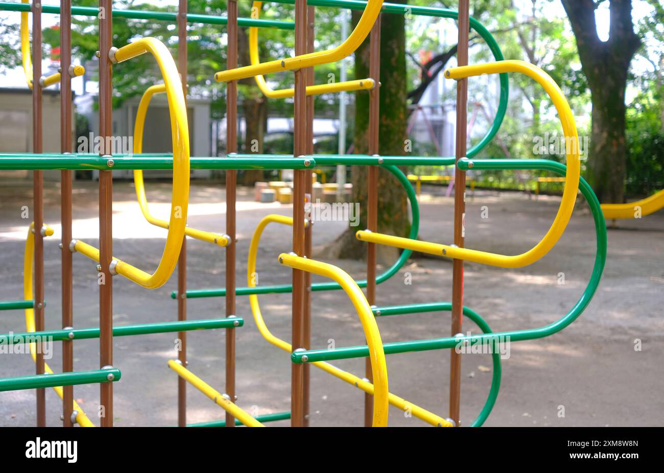 La gioiosa cornice gialla per arrampicate per bambini e bambini nel parco giochi giapponese Foto Stock