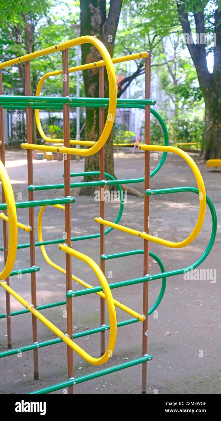 La gioiosa cornice gialla per arrampicate per bambini e bambini nel parco giochi giapponese Foto Stock