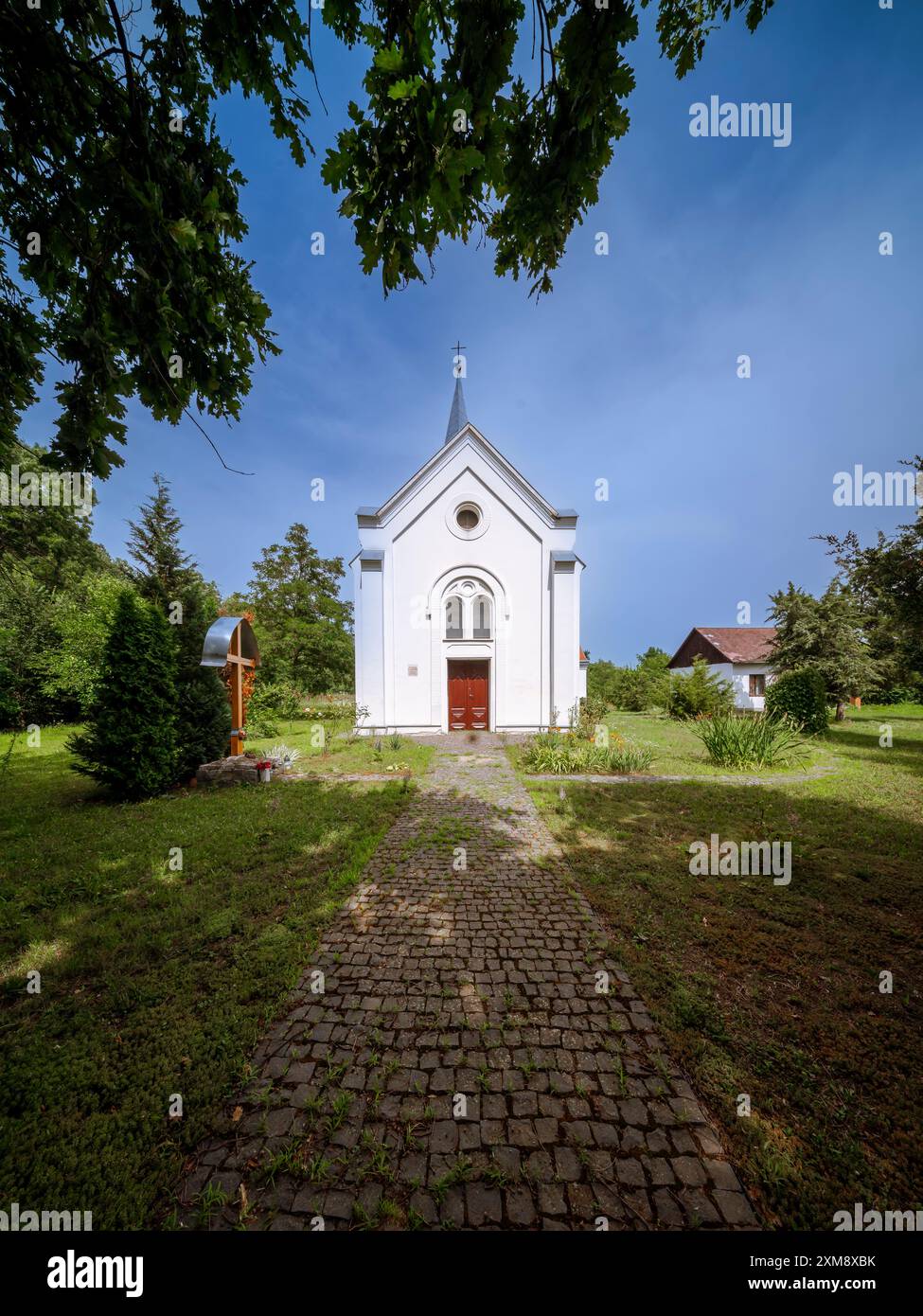 La Cappella Szapary di Tiszabura, Ungheria, è un edificio in stile neogotico costruito dalla famiglia Szapary, caratterizzato da finestre ad arco a punta e un ornato Foto Stock