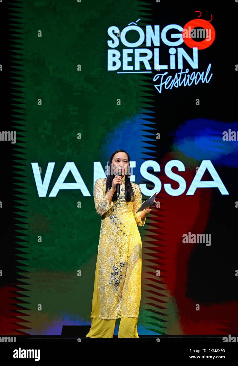 Berlino, Germania. 25 luglio 2024. La presentatrice Vanessa Vu ospita l'apertura del festival di cultura pop "Song o Berlin" nel Dong Xuan Center. Da luglio 25 a luglio 28, musica, commedia, cinema, arti dello spettacolo e delizie culinarie saranno presentate da una giovane generazione di artisti cresciuti a Berlino ma influenzati da entrambi i mondi culturali. Credito: Soeren Stache/dpa/Alamy Live News Foto Stock
